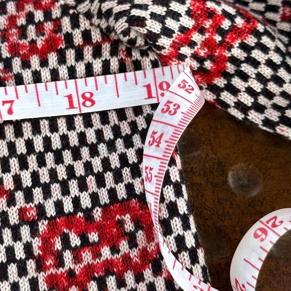 Gucci Ivory, Blue, and Red Wool Cardigan with GG Pattern NEW WITH TAGS - Picture 7 of 9